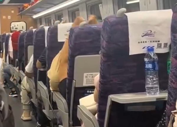 高忆管理 官方通报女子高铁上脱鞋举起双脚做拉伸：两次劝阻制止后未再发生